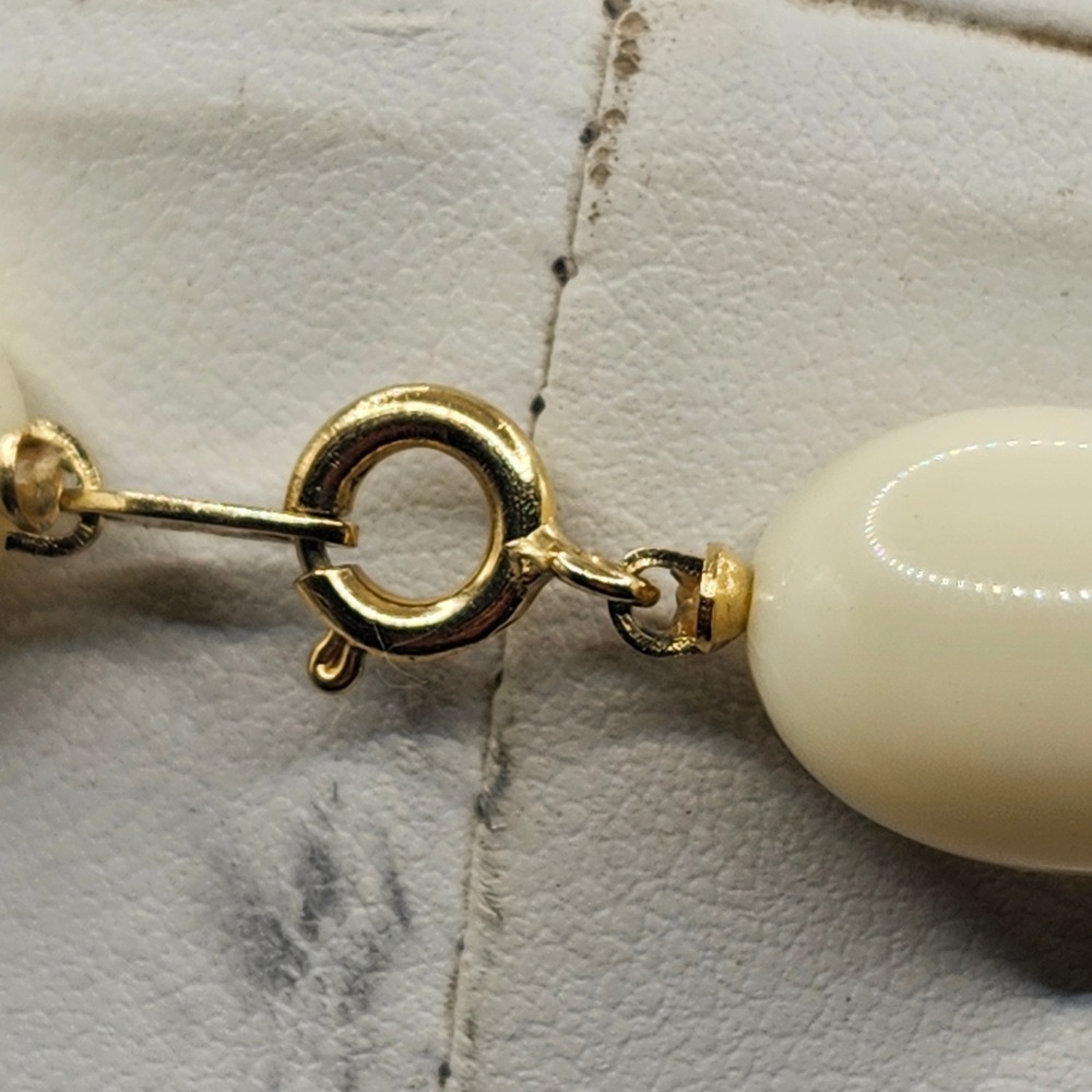 Vintage Trifari Cream Oval Faux Pearl Bead Necklace Gold Tone Spring Ring Clasp - Picture 5 of 6